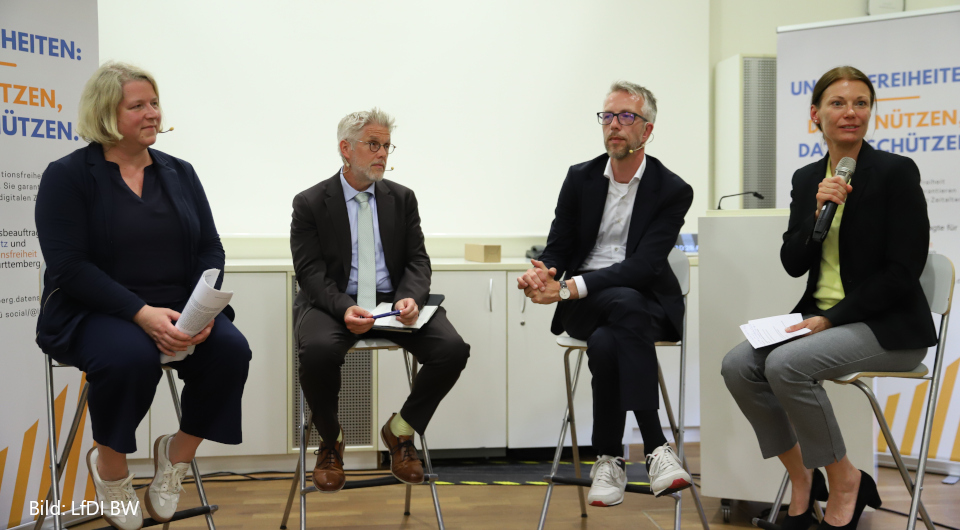 Im Austausch über Möglichkeiten von KI und Transparenzportalen: Dr. Juliane Hundert (SDTB), Tino Melzer (TLfDI), Prof. Dr. Tobias Keber (LfDI BW). Moderation: Sabine Grullini, Abteilungsleitung Informationsfreiheit des LfDI BW.