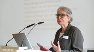 Prof. Dr. Ulrike Plate, Abteilungsdirektorin im Landesamt für Denkmalpflege des Regierungspräsidiums Stuttgart, begrüßt die Teilnehmenden.
