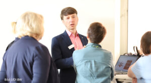 Als „Kommunaler Champion“ präsentiert Ivan Aćimović, Leiter Smart Cities Projekt Stadt Freiburg, das Projekt zum Datenschutz und zur Informationsfreiheit in der Praxis.