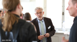 Prof. Dr. Keber tauscht sich mit Teilnehmenden aus zur Frage „Informationsfreiheit und KI: Wie geht das zusammen?“