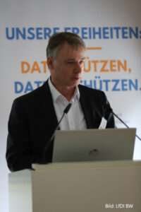 Prof. Dr. Dominik Schoop, Projektleiter und Datenschutzbeauftragter der Hochschule Esslingen a.N., erläutert das Forschungsprojekt „AnoMoB“ und präsentiert erste Ergebnisse.